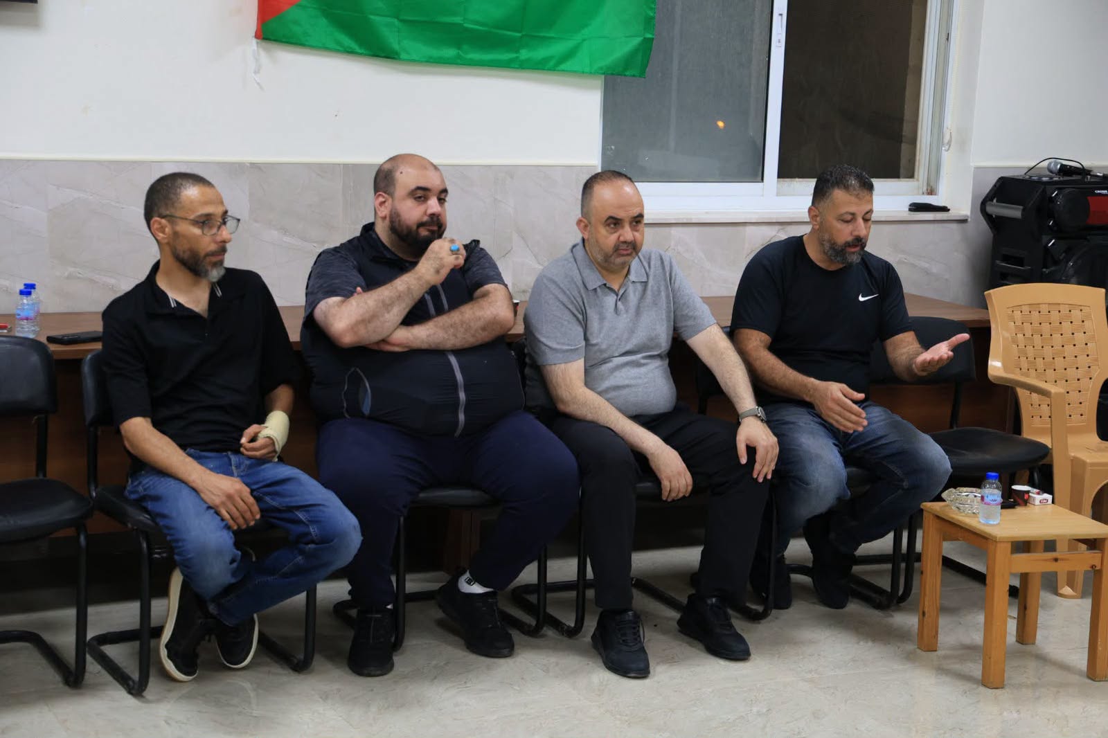 نقاش في بلدية دير دبوان بحضور العلم الفلسطيني